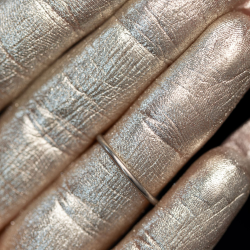 Pigment Sypki Perłowe Srebro – Delikatność i Blask dla Twojego Makijażu