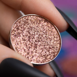 TRZYNASTKA Metaliczny Pigment: Głęboki Bordowy Blask dla Dramaturgii w Makijażu