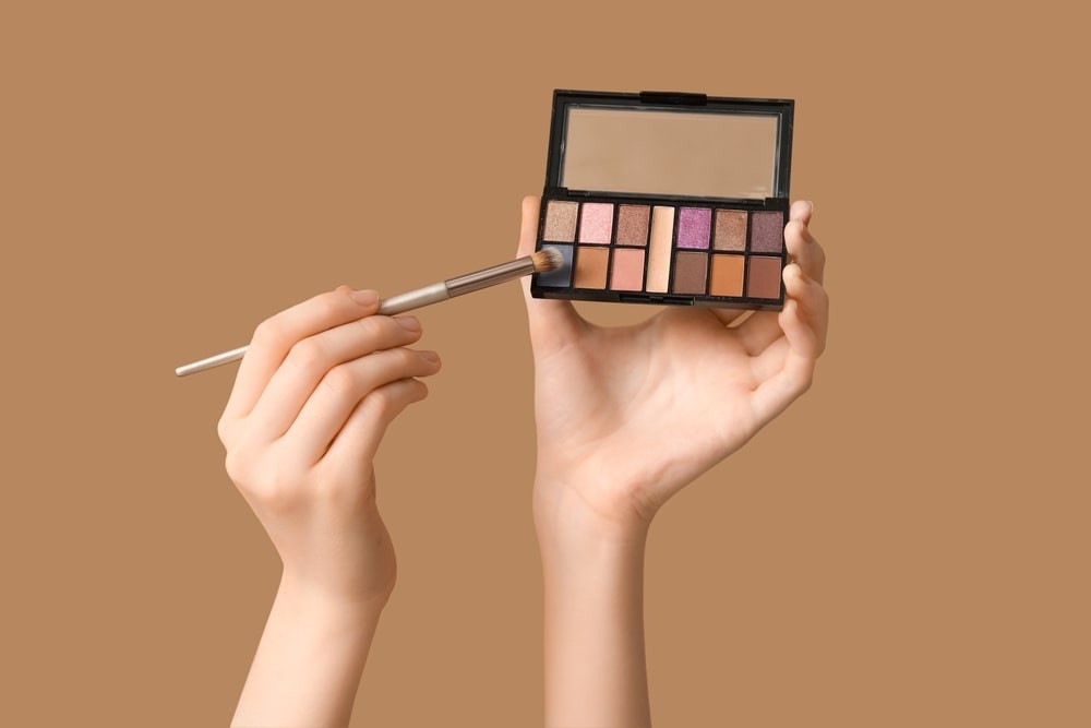 Jak łączyć kolory cieni do powiek? Przewodnik dla początkujących i nie tylko